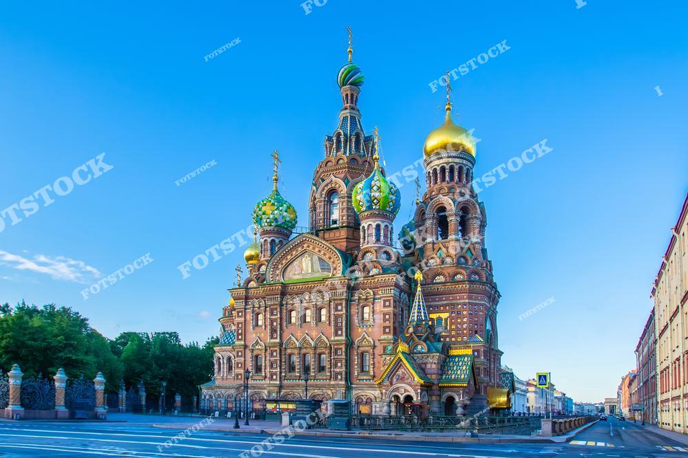 Знаменитый храм Спаса на Крови — Собор Воскресения Христова в Санкт-Петербурге, расположенный на берегу канала Грибоедова. Величественная православная архитектура, яркие купола и историческая атмосфера делают этот собор одной из главных достопримечательностей России и северной столицы. Фотография передаёт красоту архитектурных памятников Петербурга, культурное наследие города и уникальный стиль русских храмов. Изображение идеально подходит для публикаций о туризме в Санкт-Петербурге, истории России, православной архитектуре, путешествиях и культурных достопримечательностях.
